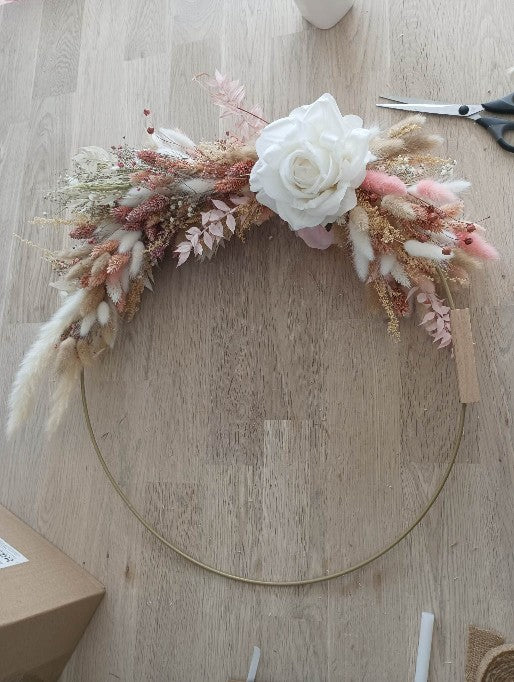 Cercle fleuri en fleurs séchées