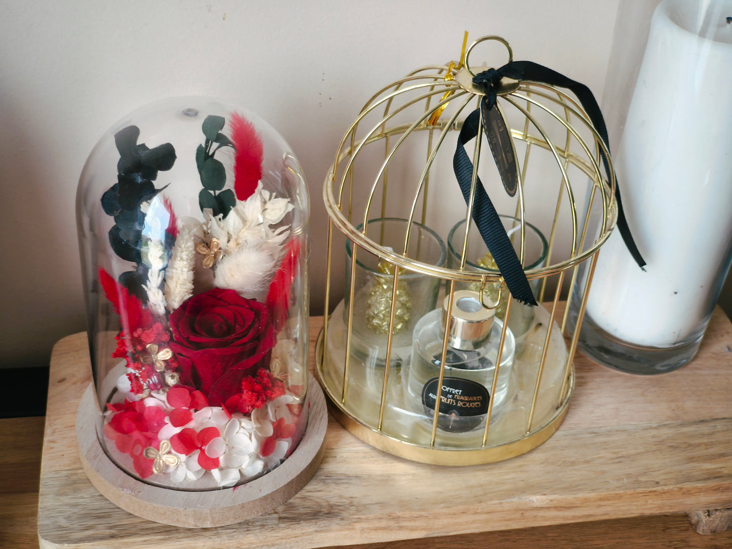 Cloche en verre avec fleurs séchées
